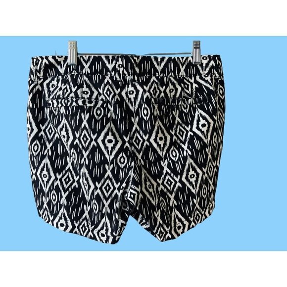 OLD NAVY LADIES BLACK WHITE GEOMETRIC POCKETED SHORT SHORTS EUC 6 - Picture 7 of 10